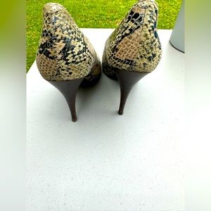 BCBG TAN SNAKE SKIN HEELS